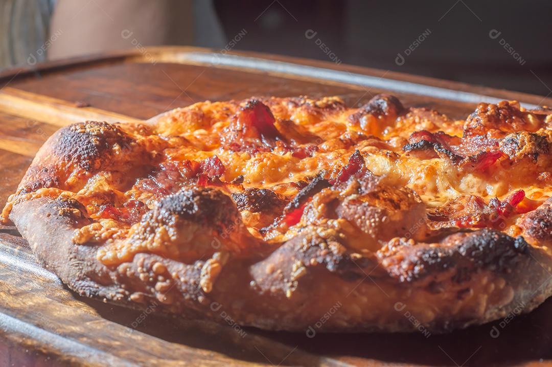 Pizza italiana caseira com fermentação natural, vários sabores entre eles pastrami, bacon e carne de porco desfiada