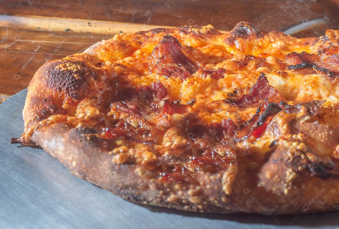 Pizza italiana caseira com fermentação natural, vários sabores entre eles pastrami, bacon e carne de porco desfiada