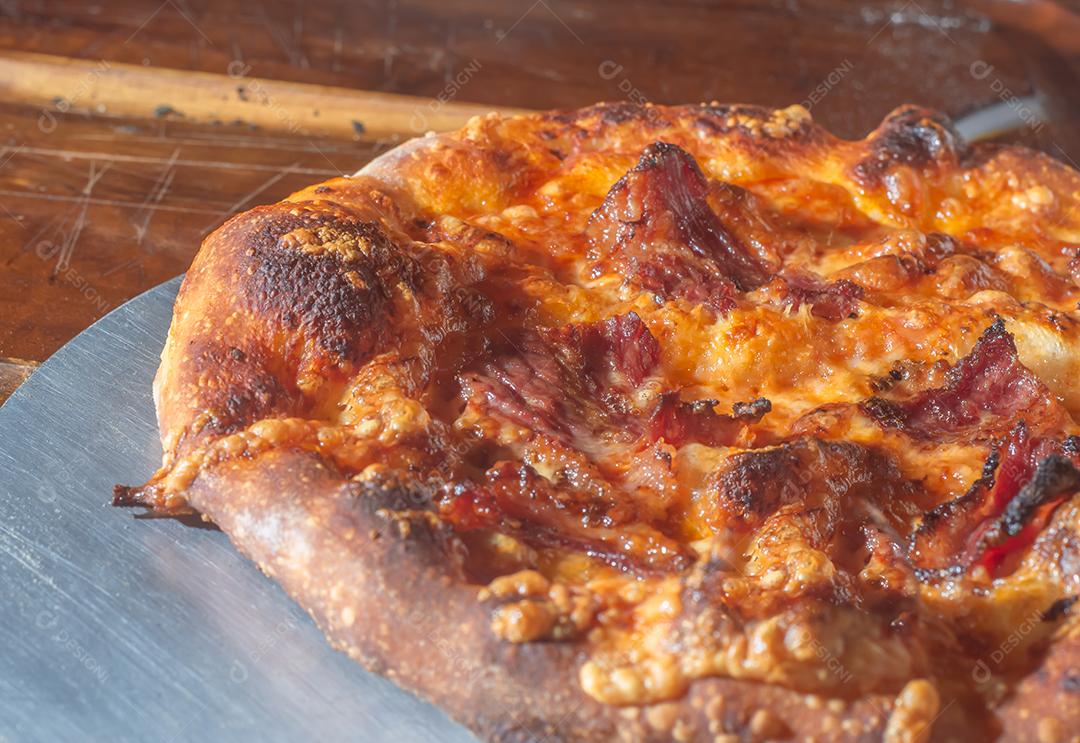 Pizza italiana caseira com fermentação natural, vários sabores entre eles pastrami, bacon e carne de porco desfiada