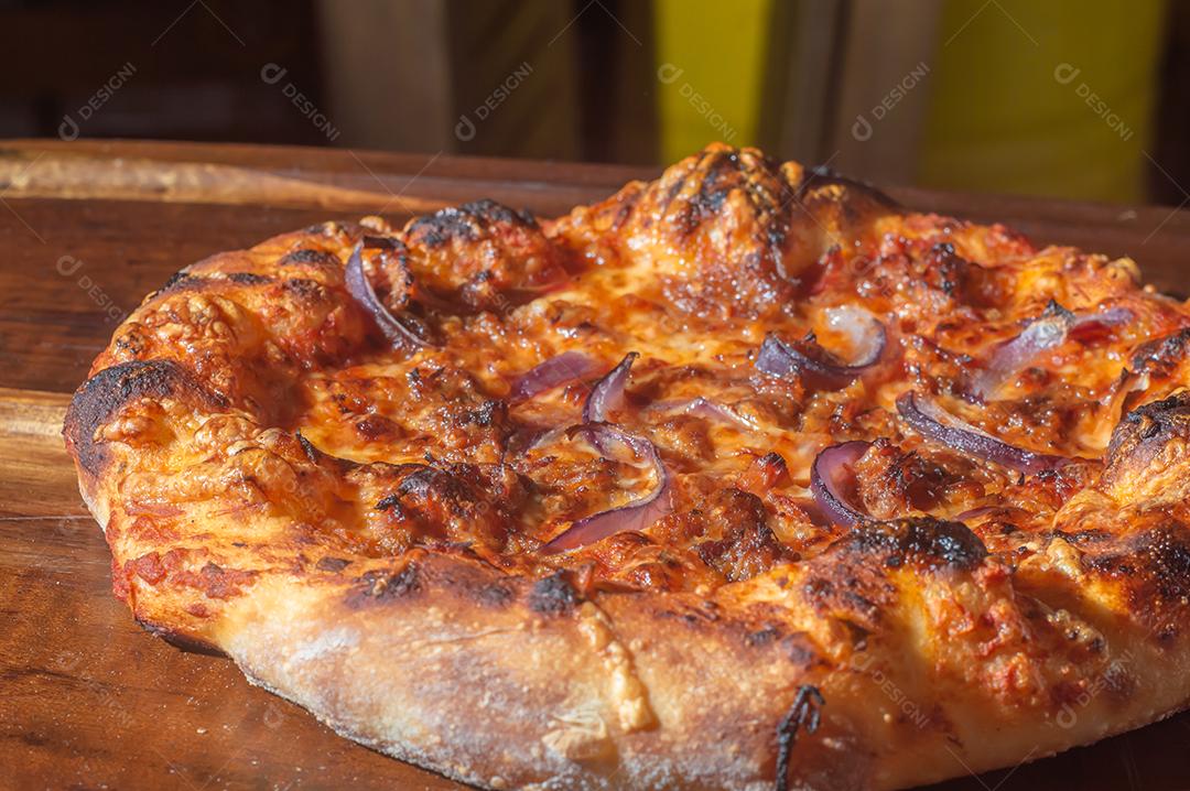 Pizza italiana caseira com fermentação natural, vários sabores entre eles pastrami, bacon e carne de porco desfiada