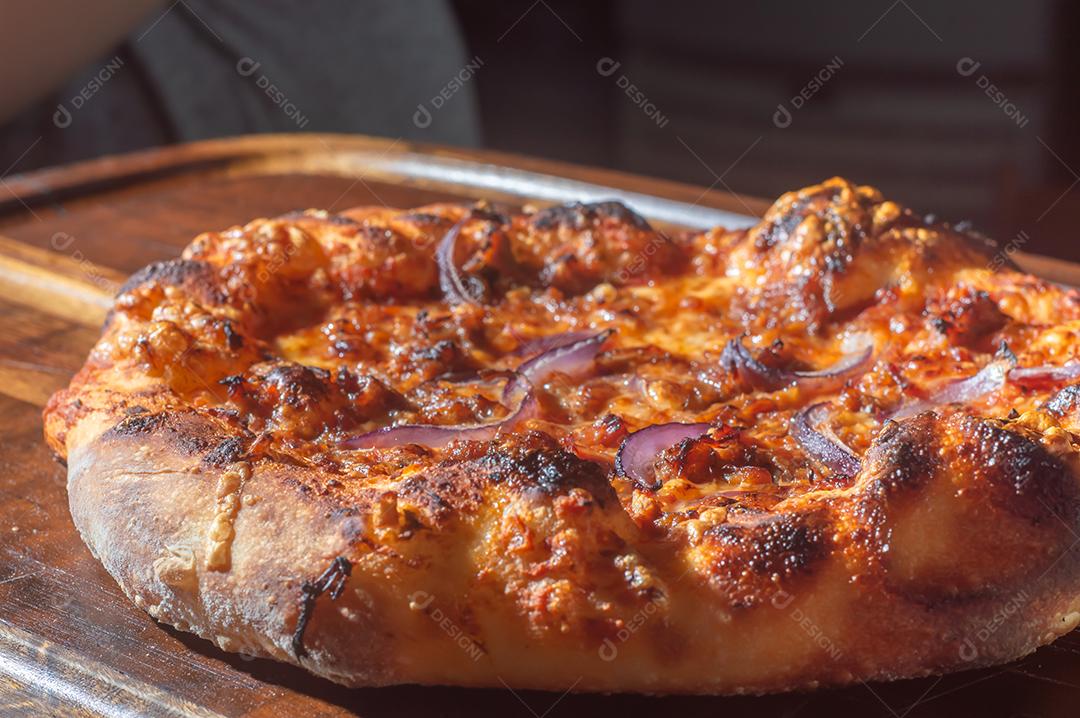 Pizza italiana caseira com fermentação natural, vários sabores entre eles pastrami, bacon e carne de porco desfiada