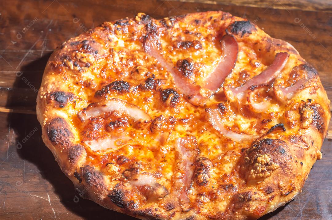 Pizza pastrami Pizza italiana caseira em sabor pastrami em um tablet de madeira, conceito de pizza.