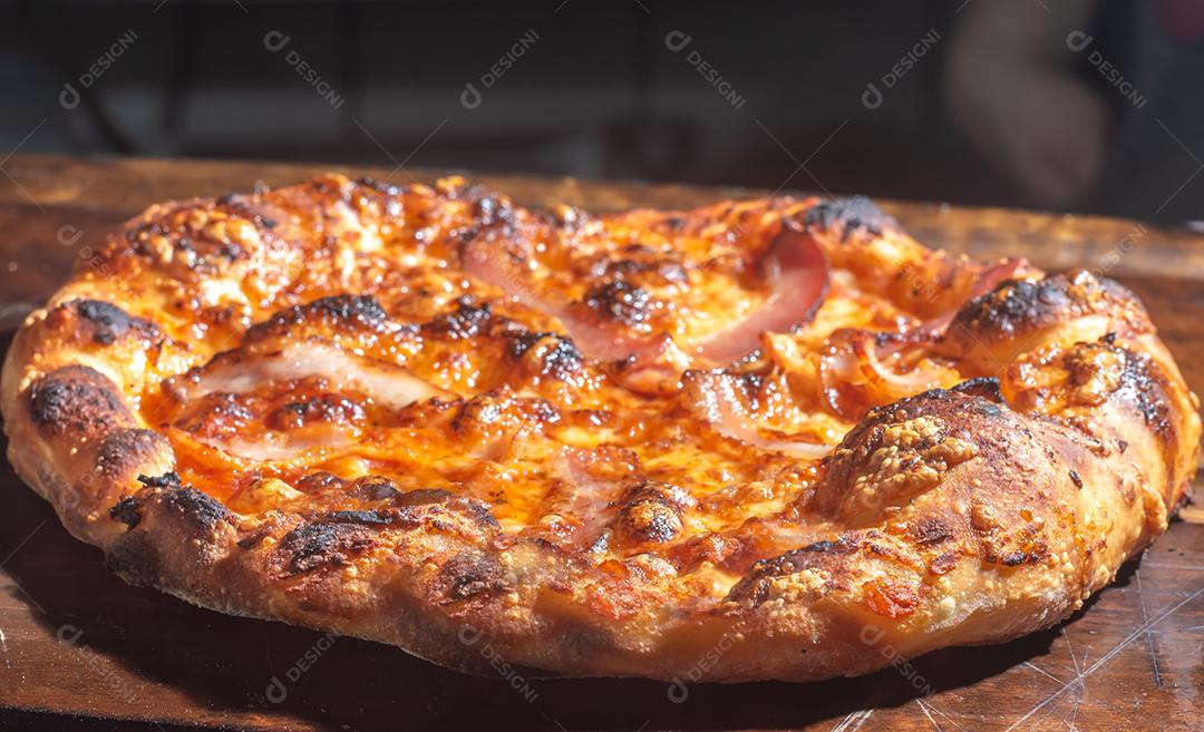 Pizza pastrami Pizza italiana caseira em sabor pastrami em um tablet de madeira, conceito de pizza.