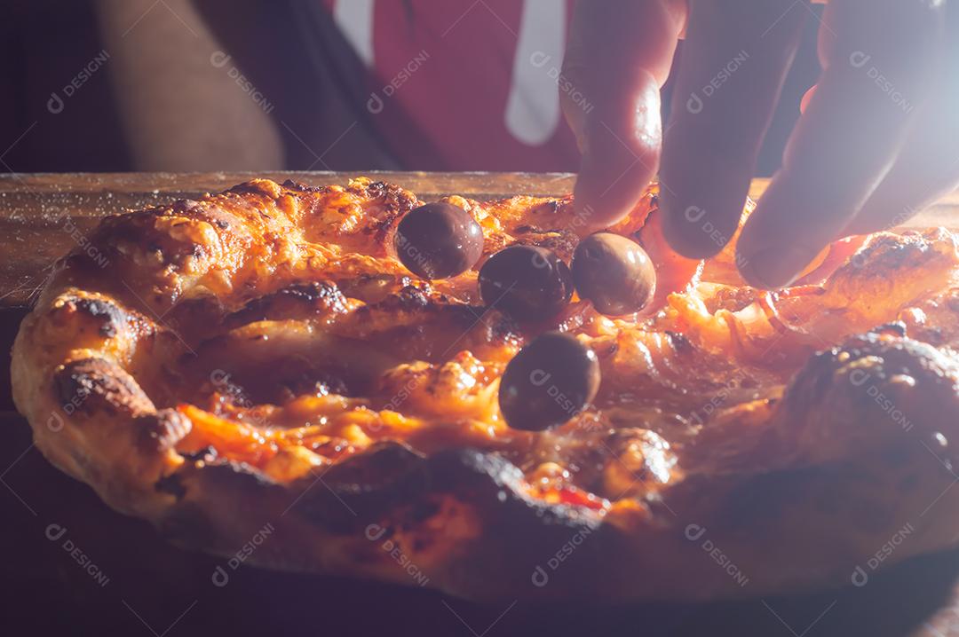 Pizza pastrami Pizza italiana caseira em sabor pastrami em um tablet de madeira, conceito de pizza.