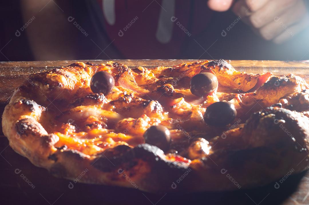 Pizza pastrami Pizza italiana caseira em sabor pastrami em um tablet de madeira, conceito de pizza.