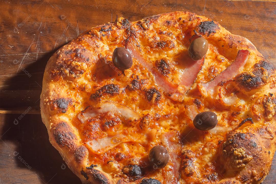 Pizza pastrami Pizza italiana caseira em sabor pastrami em um tablet de madeira, conceito de pizza.