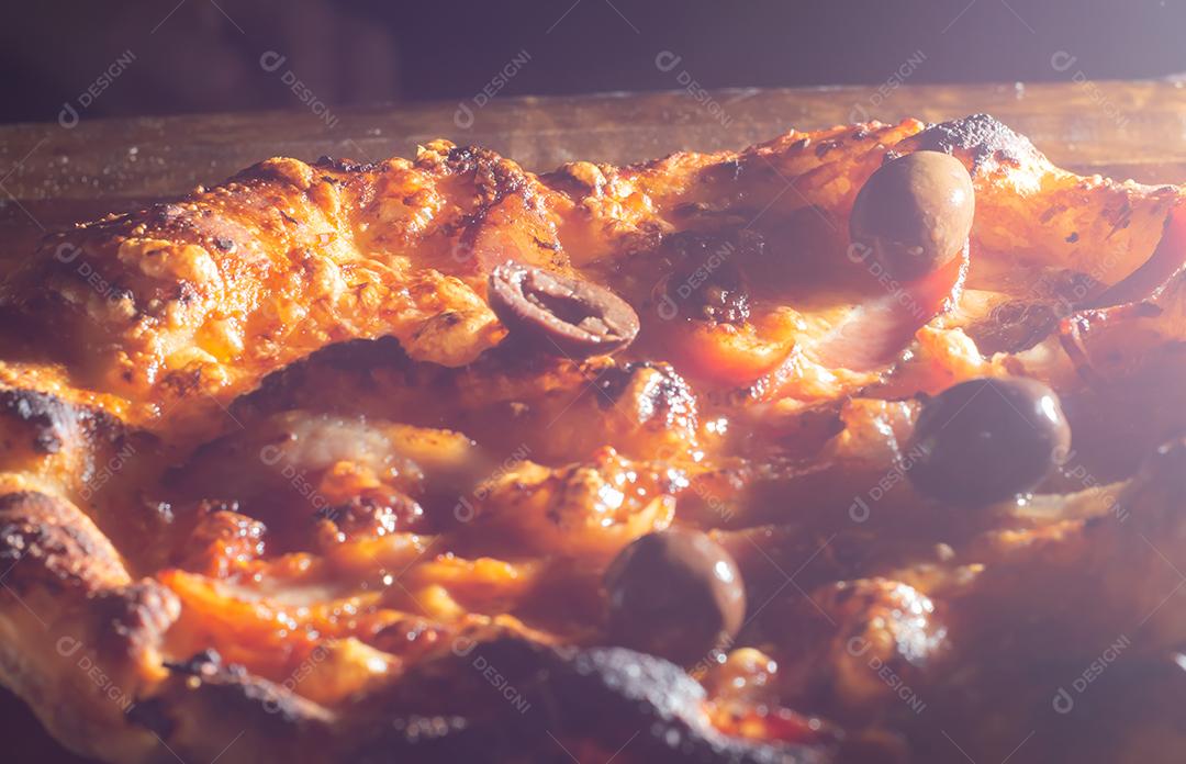 Pizza pastrami Pizza italiana caseira em sabor pastrami em um tablet de madeira, conceito de pizza.