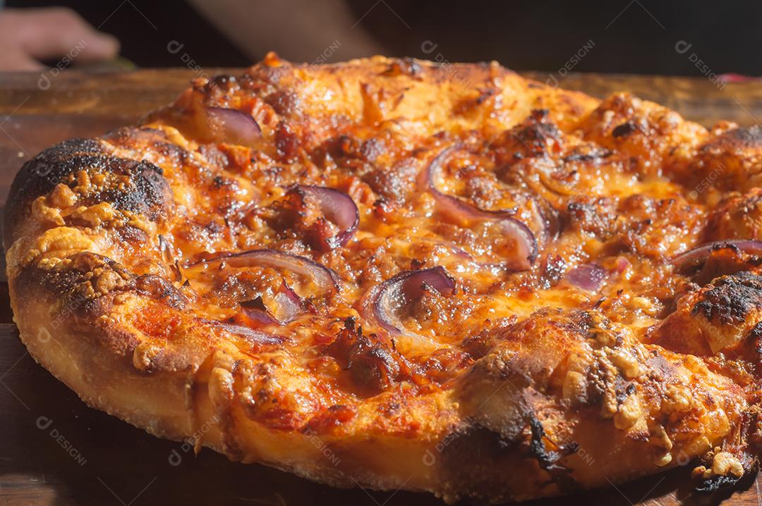 Pizza pastrami Pizza italiana caseira em sabor pastrami em um tablet de madeira, conceito de pizza.