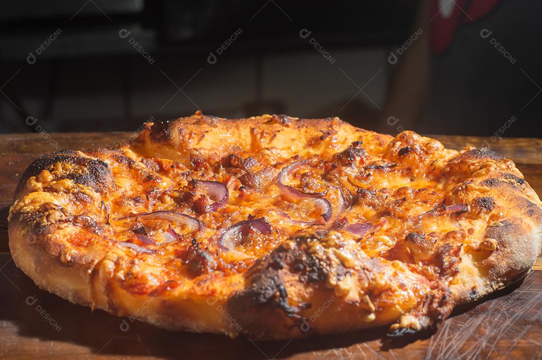 Pizza pastrami Pizza italiana caseira em sabor pastrami em um tablet de madeira, conceito de pizza.