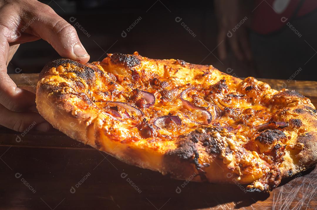 Pizza pastrami Pizza italiana caseira em sabor pastrami em um tablet de madeira, conceito de pizza.