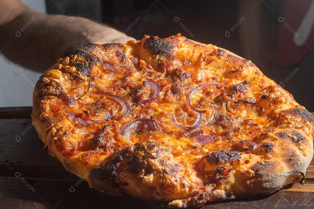 Pizza pastrami Pizza italiana caseira em sabor pastrami em um tablet de madeira, conceito de pizza.