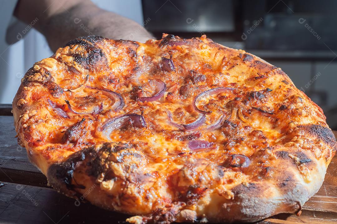 Pizza pastrami Pizza italiana caseira em sabor pastrami em um tablet de madeira, conceito de pizza.