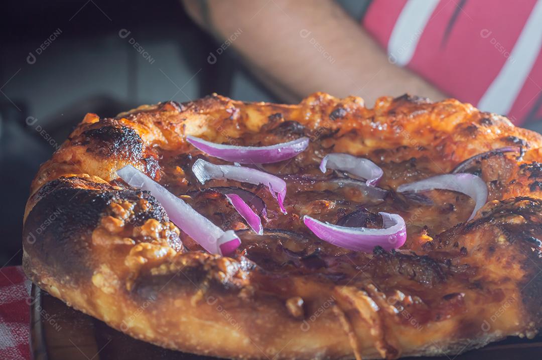 Pizza pastrami Pizza italiana caseira em sabor pastrami em um tablet de madeira, conceito de pizza.