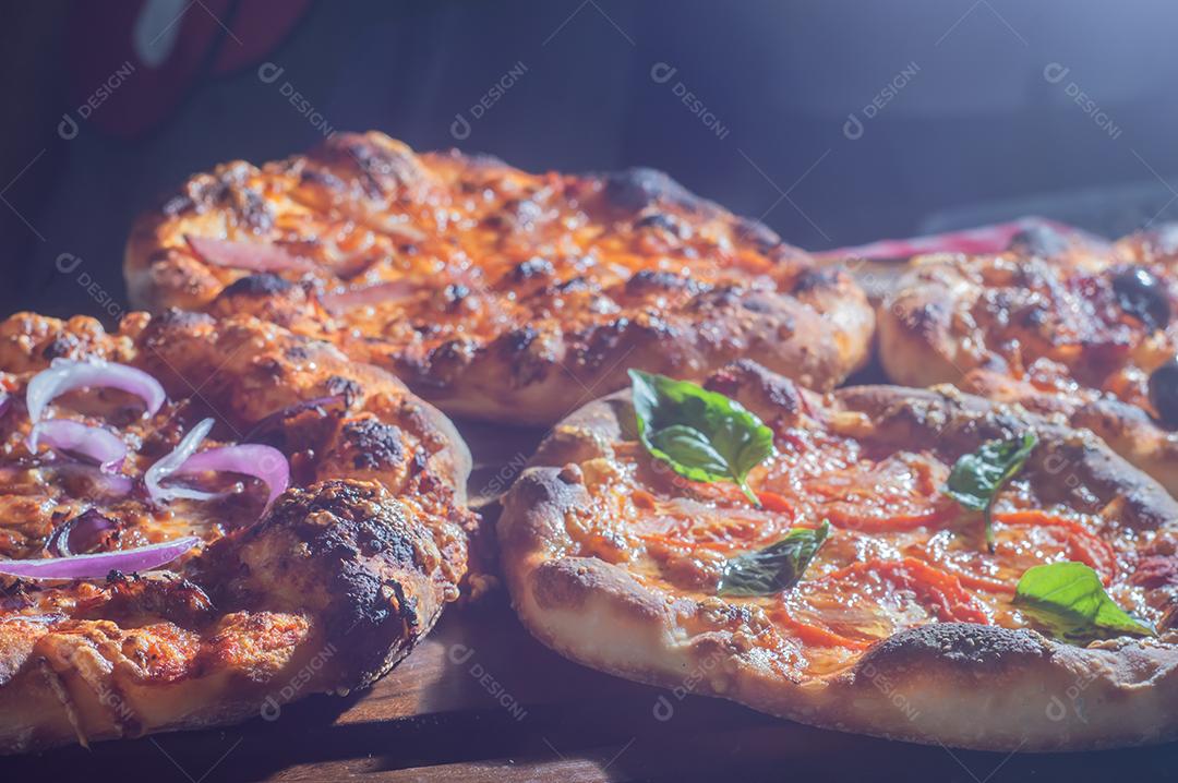 Pizza pastrami Pizza italiana caseira em sabor pastrami em um tablet de madeira, conceito de pizza.