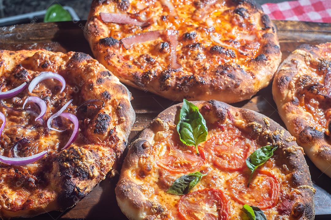 Pizza pastrami Pizza italiana caseira em sabor pastrami em um tablet de madeira, conceito de pizza.