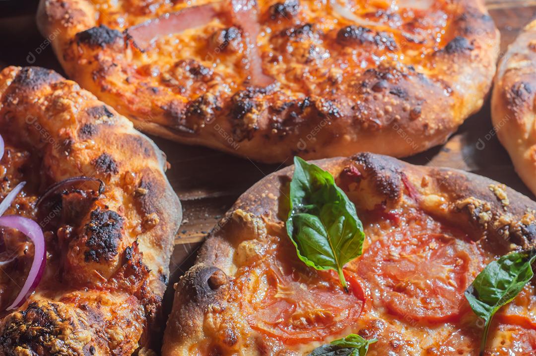 Pizza pastrami Pizza italiana caseira em sabor pastrami em um tablet de madeira, conceito de pizza.