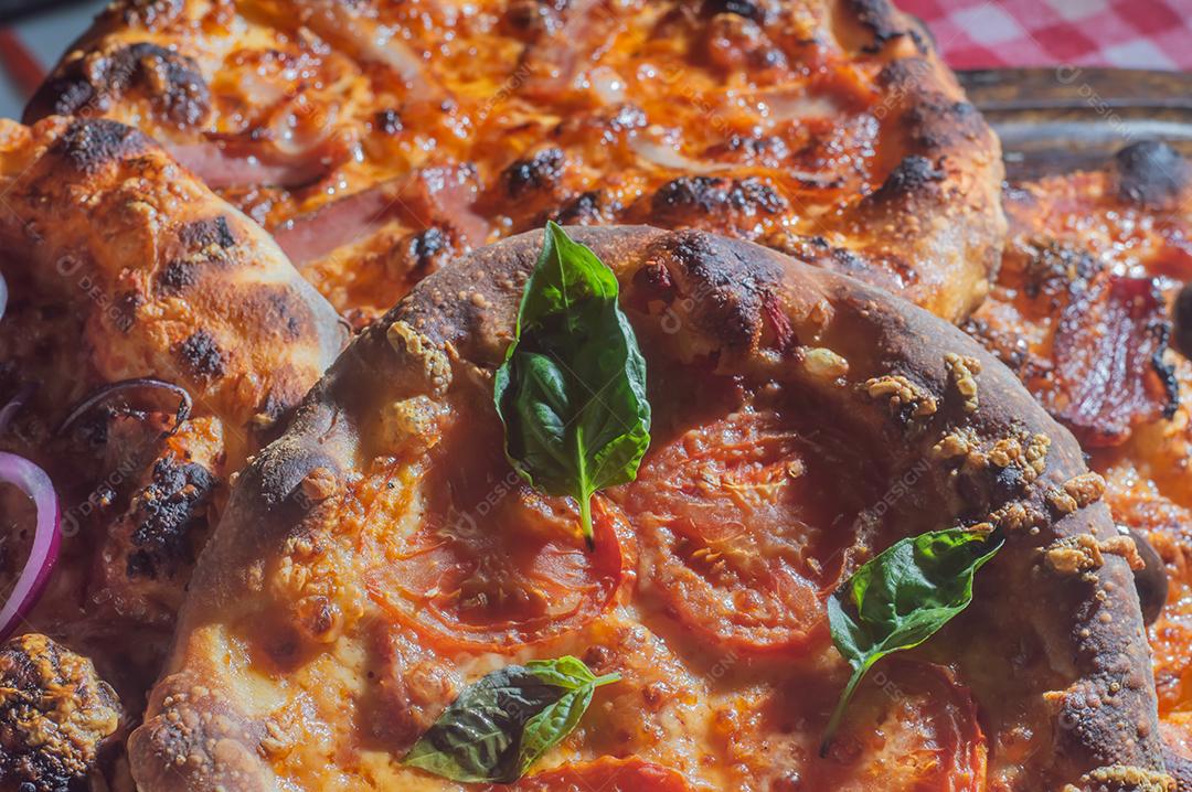 Pizza pastrami Pizza italiana caseira em sabor pastrami em um tablet de madeira, conceito de pizza.