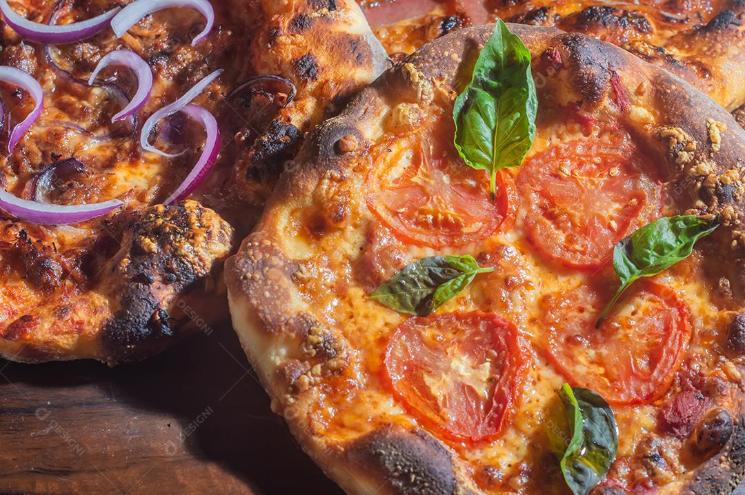 Pizza pastrami Pizza italiana caseira em sabor pastrami em um tablet de madeira, conceito de pizza.