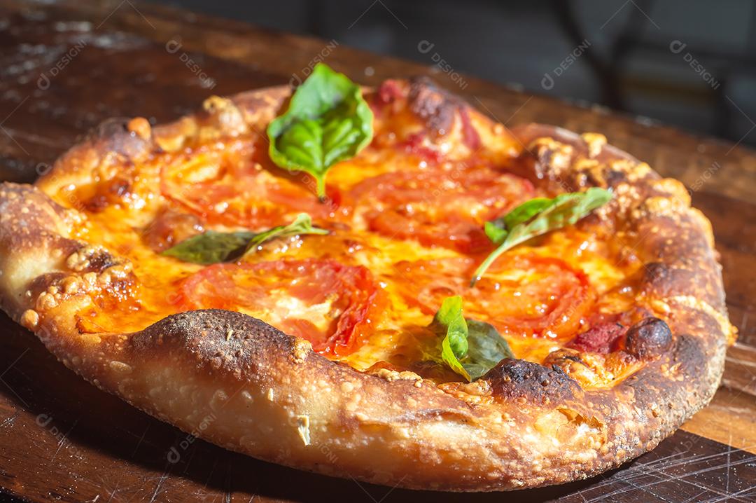 Pizza pastrami Pizza italiana caseira em sabor pastrami em um tablet de madeira, conceito de pizza.