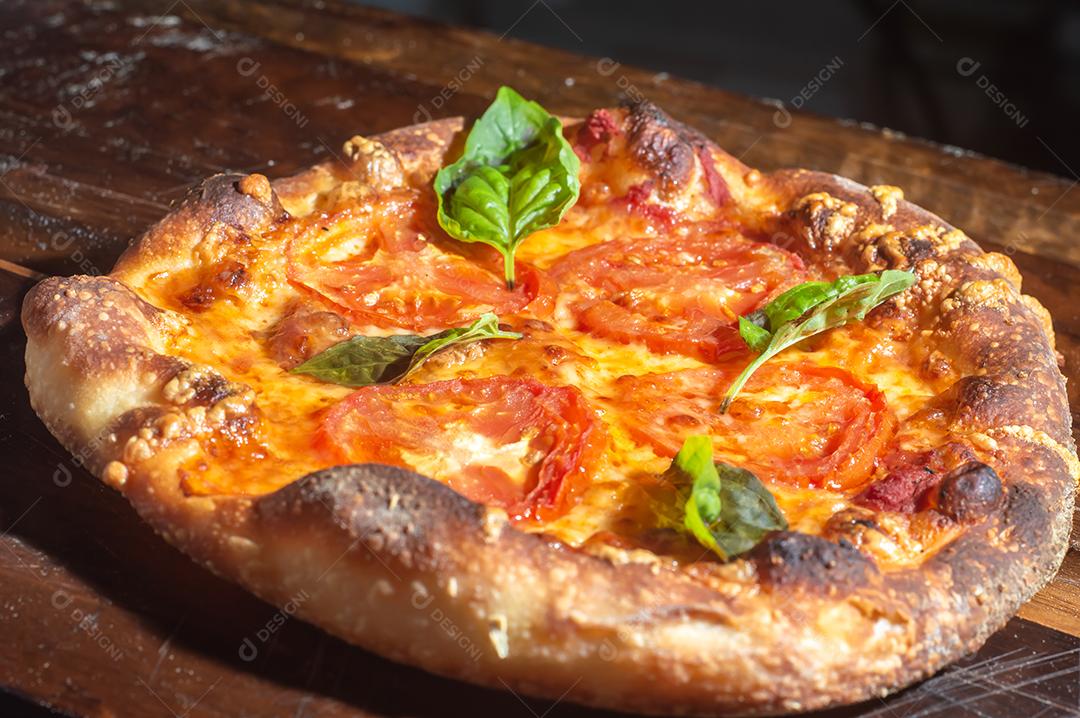 Pizza pastrami Pizza italiana caseira em sabor pastrami em um tablet de madeira, conceito de pizza.