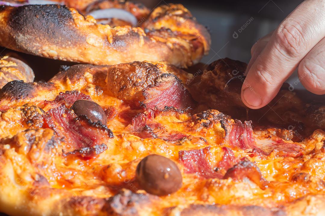 Pizza pastrami Pizza italiana caseira em sabor pastrami em um tablet de madeira, conceito de pizza.