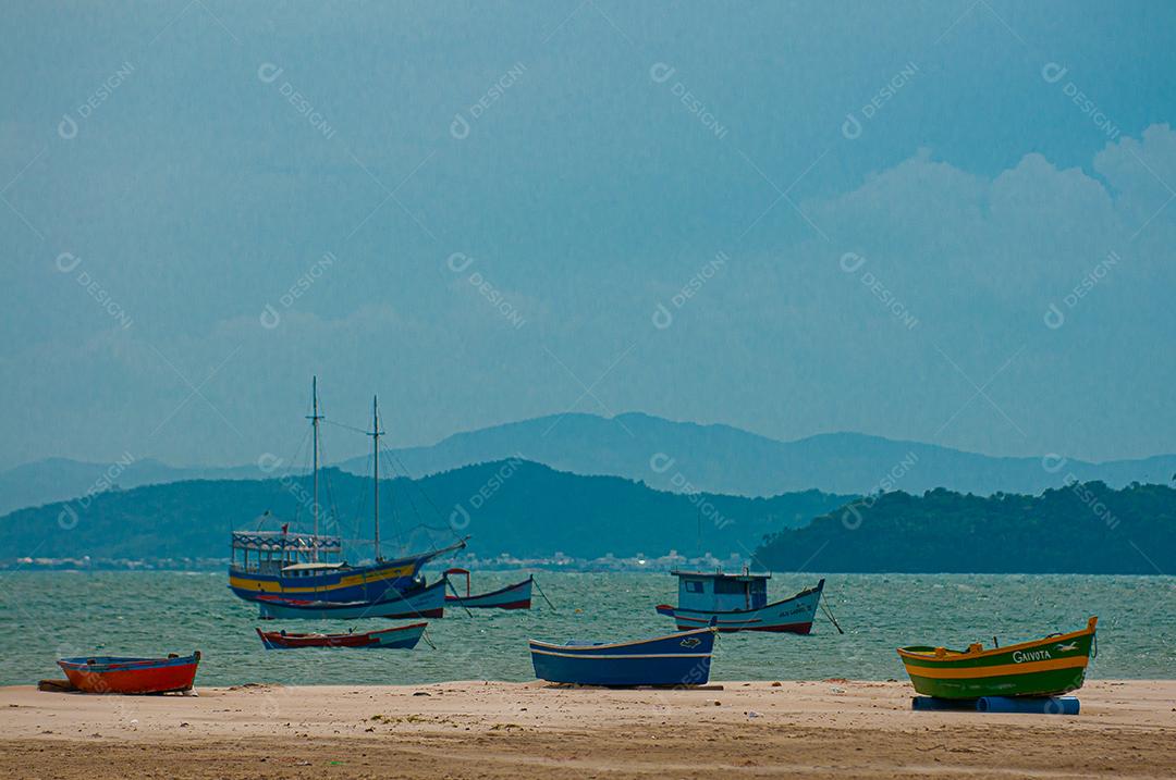 Navios navegando sobre mar praia paisagem