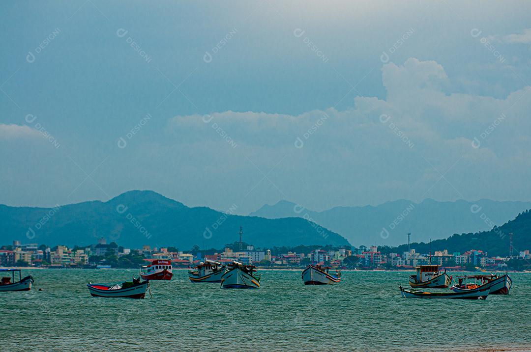 Navios navegando sobre mar praia paisagem