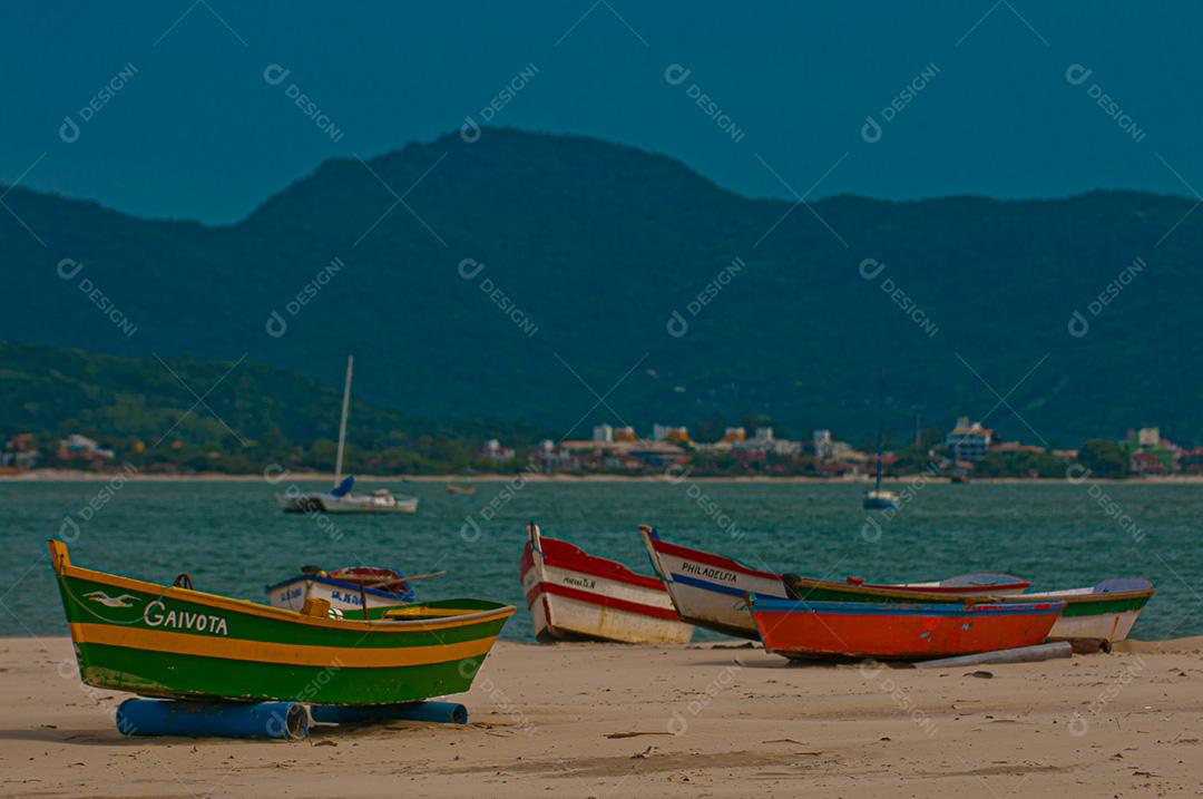 Barcos de pesca na areia da praia de Ponta Grossa, Icapuí, Ceará