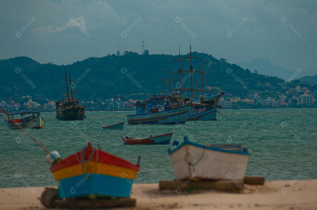 Barcos de pesca na areia da praia de Ponta Grossa, Icapuí, Ceará