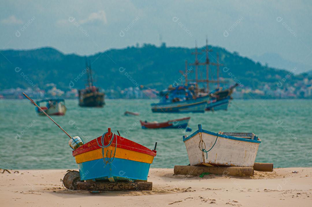 Barcos de pesca na areia da praia de Ponta Grossa, Icapuí, Ceará