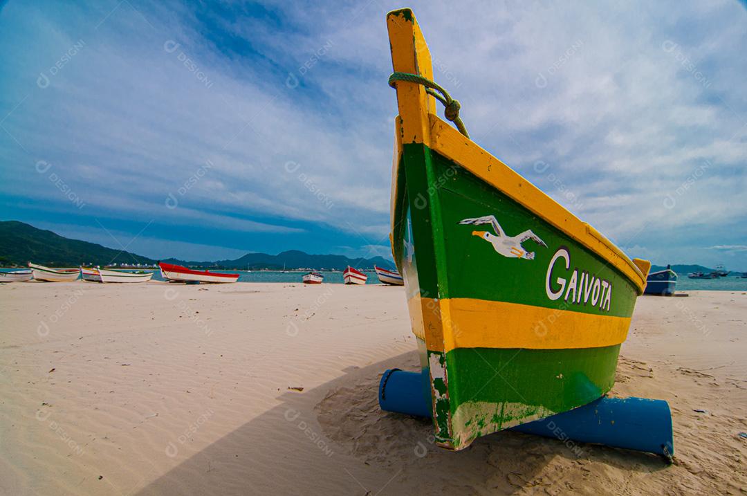 Barcos de pesca na areia da praia de Ponta Grossa, Icapuí, Ceará