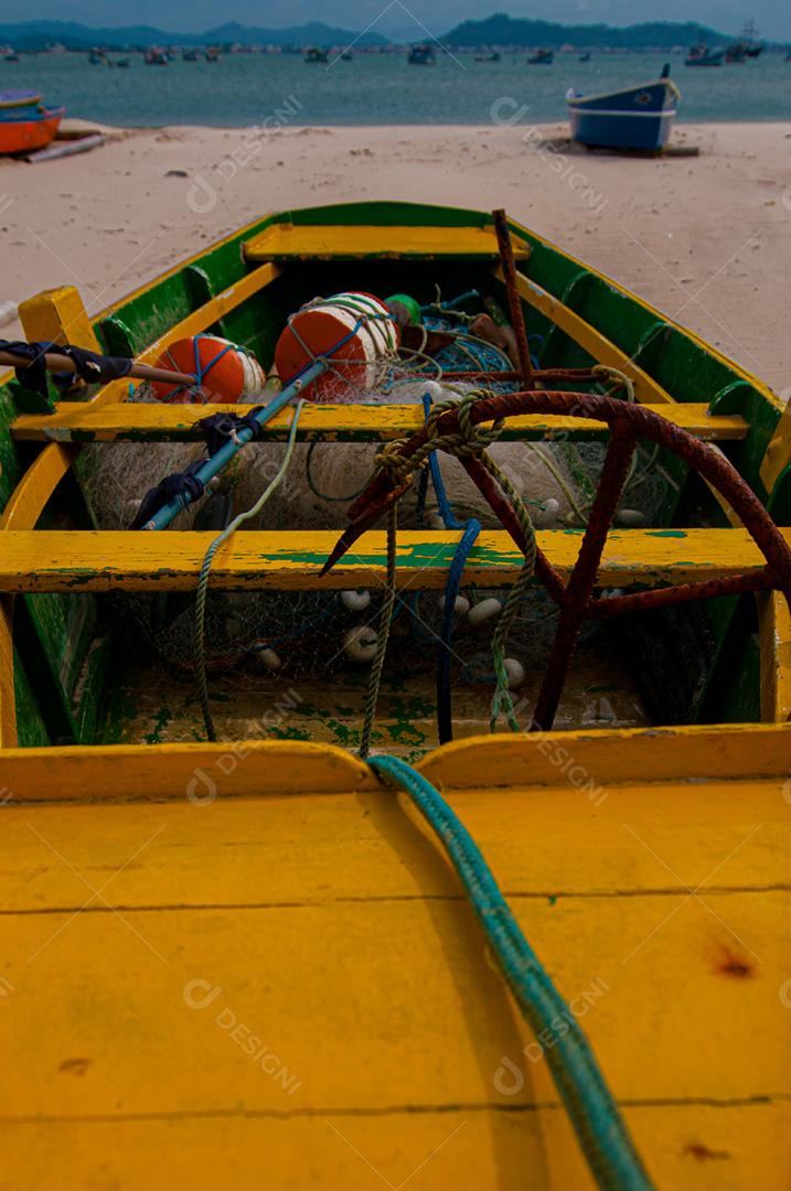 Barco de pesca esperando a maré na praia de Requenguela, Icapuí, Ceará