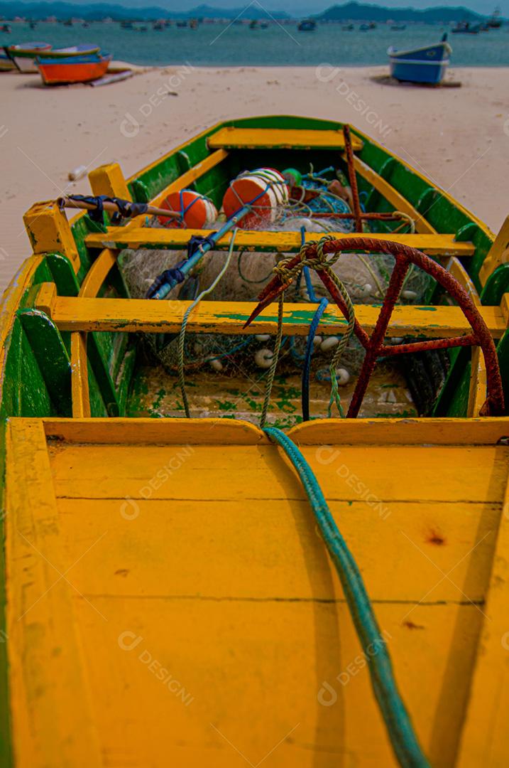 Barco de pesca esperando a maré na praia de Requenguela, Icapuí, Ceará