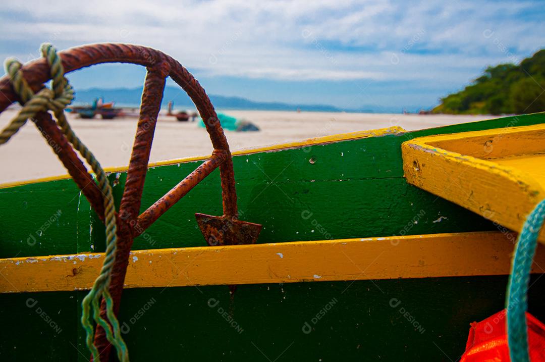 Barco de pesca esperando a maré na praia de Requenguela, Icapuí, Ceará