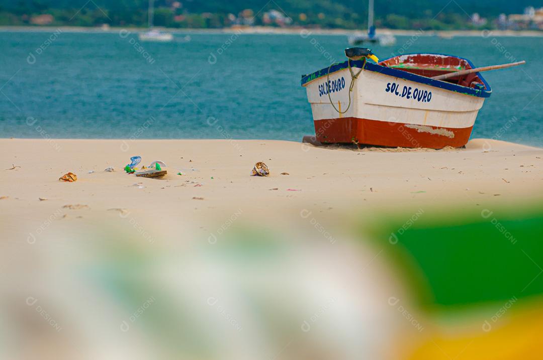 Barco de pesca esperando a maré na praia de Requenguela, Icapuí, Ceará
