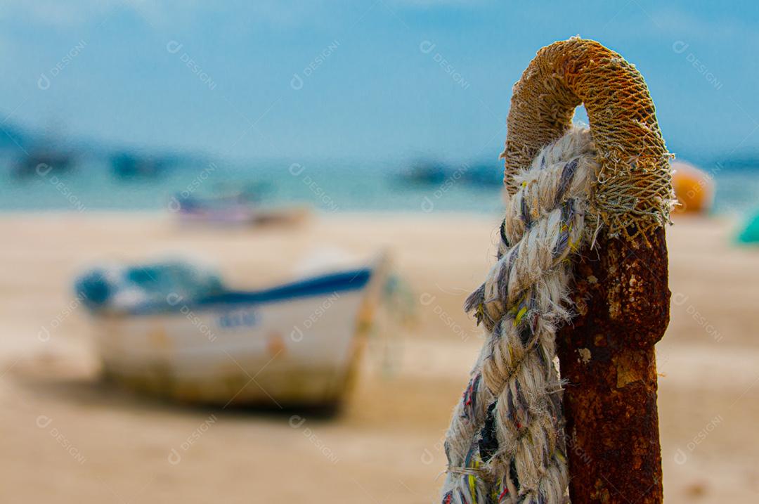 Barco de pesca esperando a maré na praia de Requenguela, Icapuí, Ceará