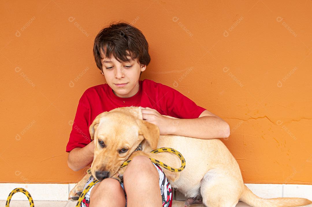 Menino com Cachorro no colo