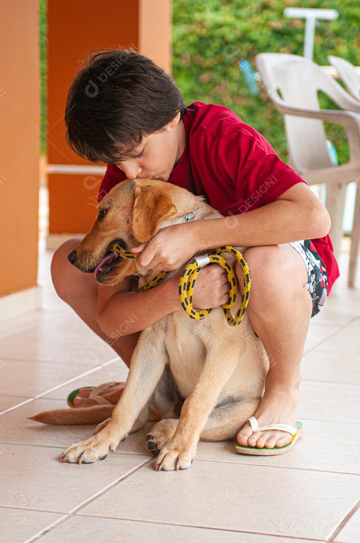 Menino com Cachorro no colo