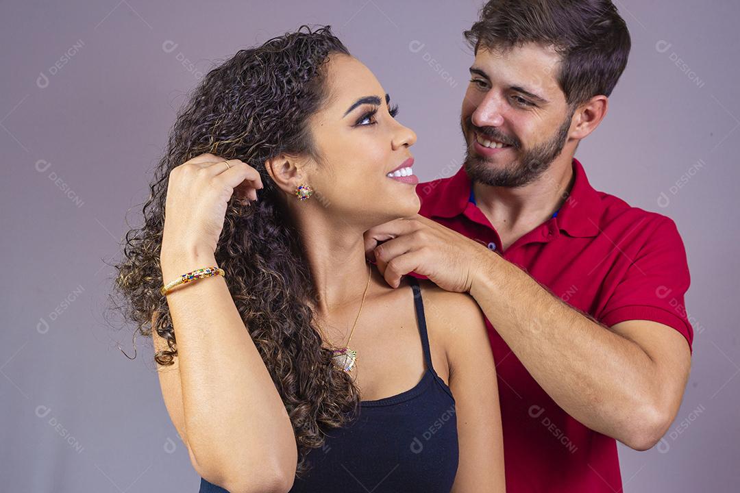 Homem colocando colar em sua mulher Linda e jovem