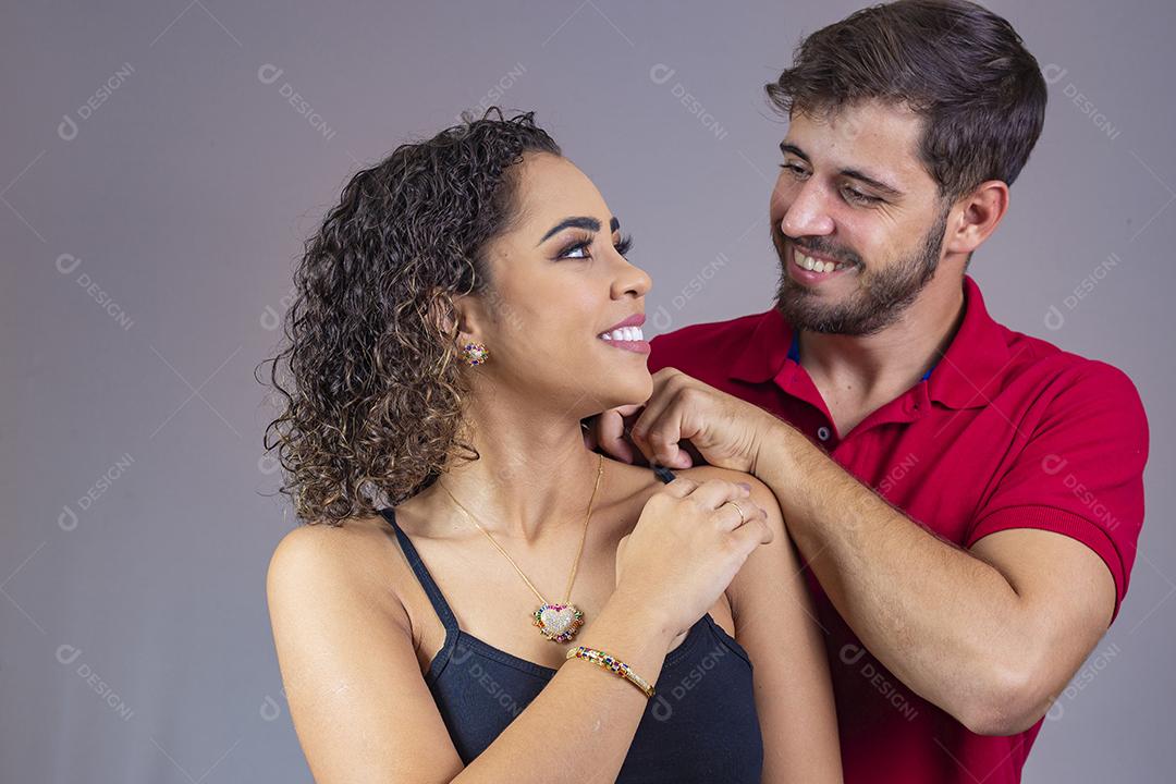 Homem colocando colar em sua mulher Linda e jovem