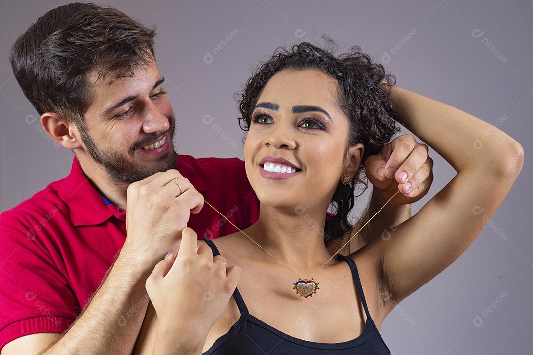 Homem colocando colar em sua mulher Linda e jovem