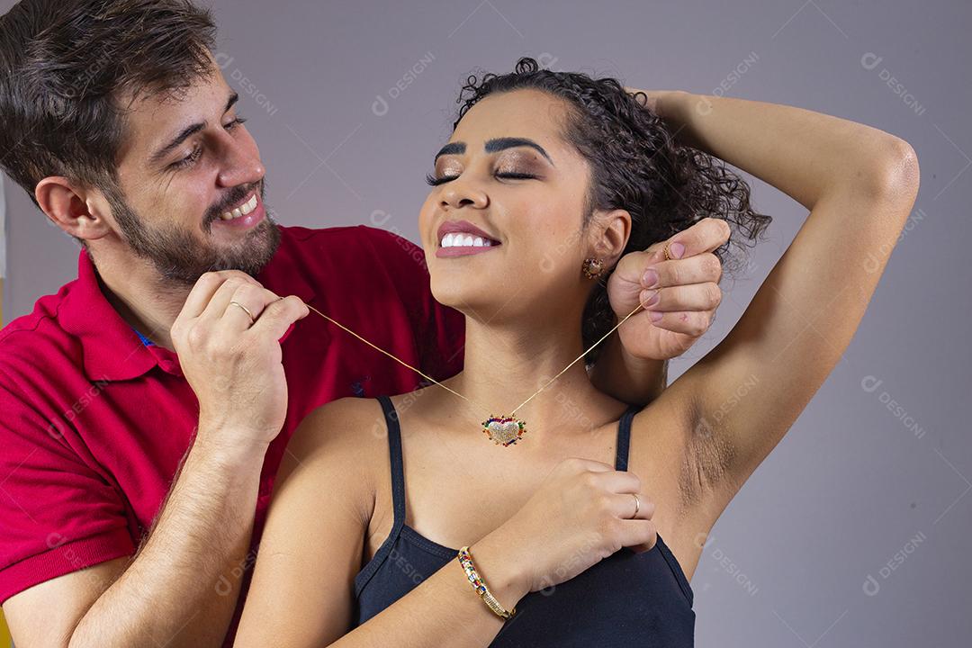 Homem colocando colar em sua mulher Linda e jovem