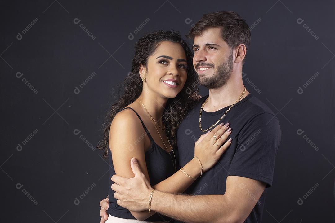 Lindo casal elegante de Jovens