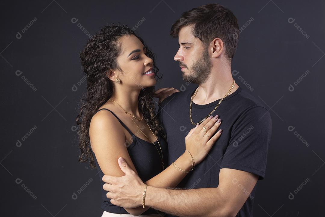 Lindo casal elegante de Jovens