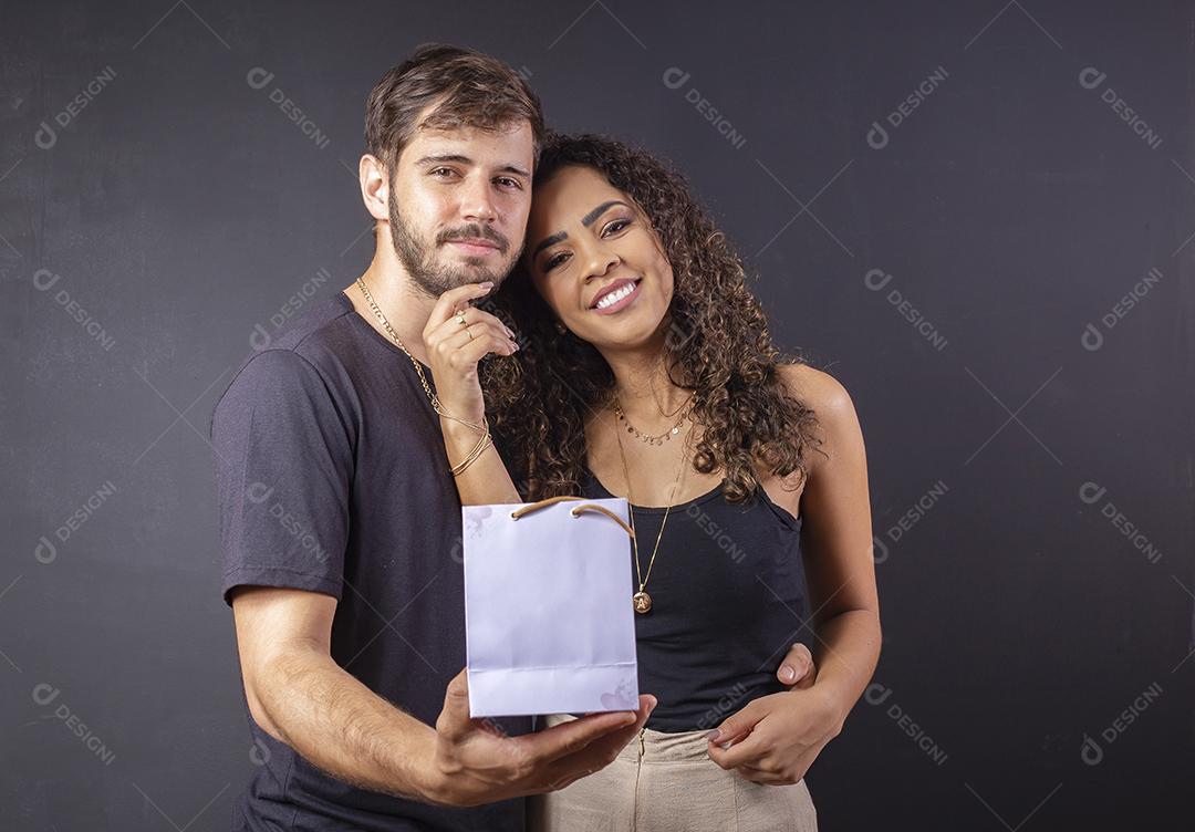 Lindo casal elegante de Jovens