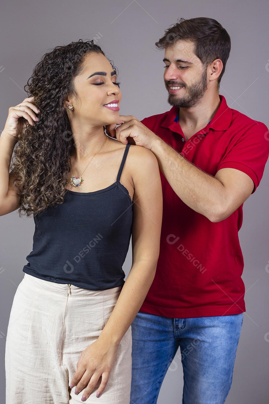 Homem colocando colar em sua mulher Linda e jovem