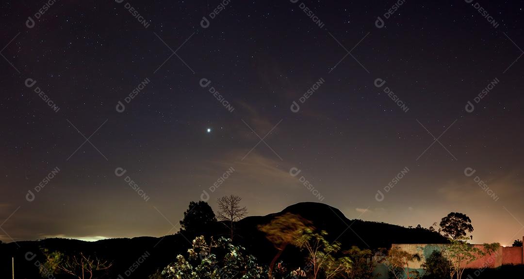 Imagem noturna de uma paisagem