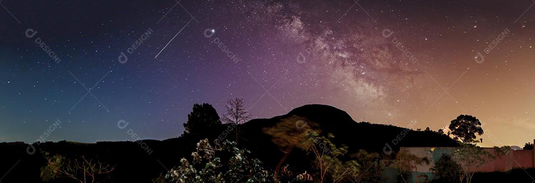 Imagem noturna de uma paisagem