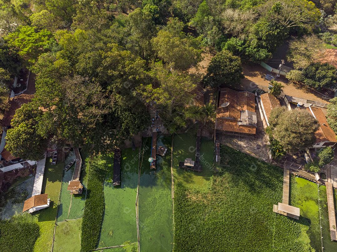 Casa de campo com grama verde