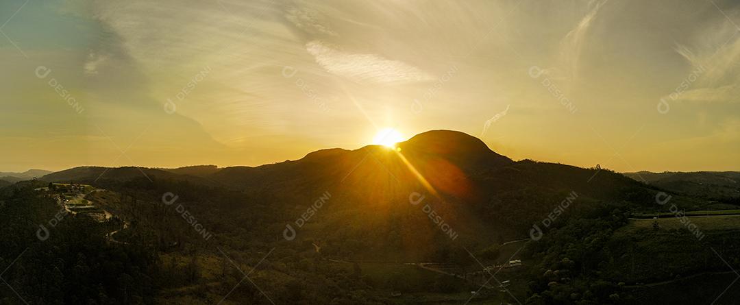 Por do sol entre as montanhas